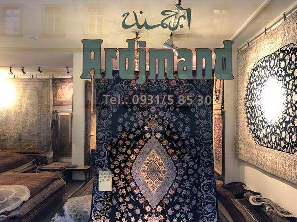 Teppich mit außergewöhnlichem Persermuster im Ausstellungsraum