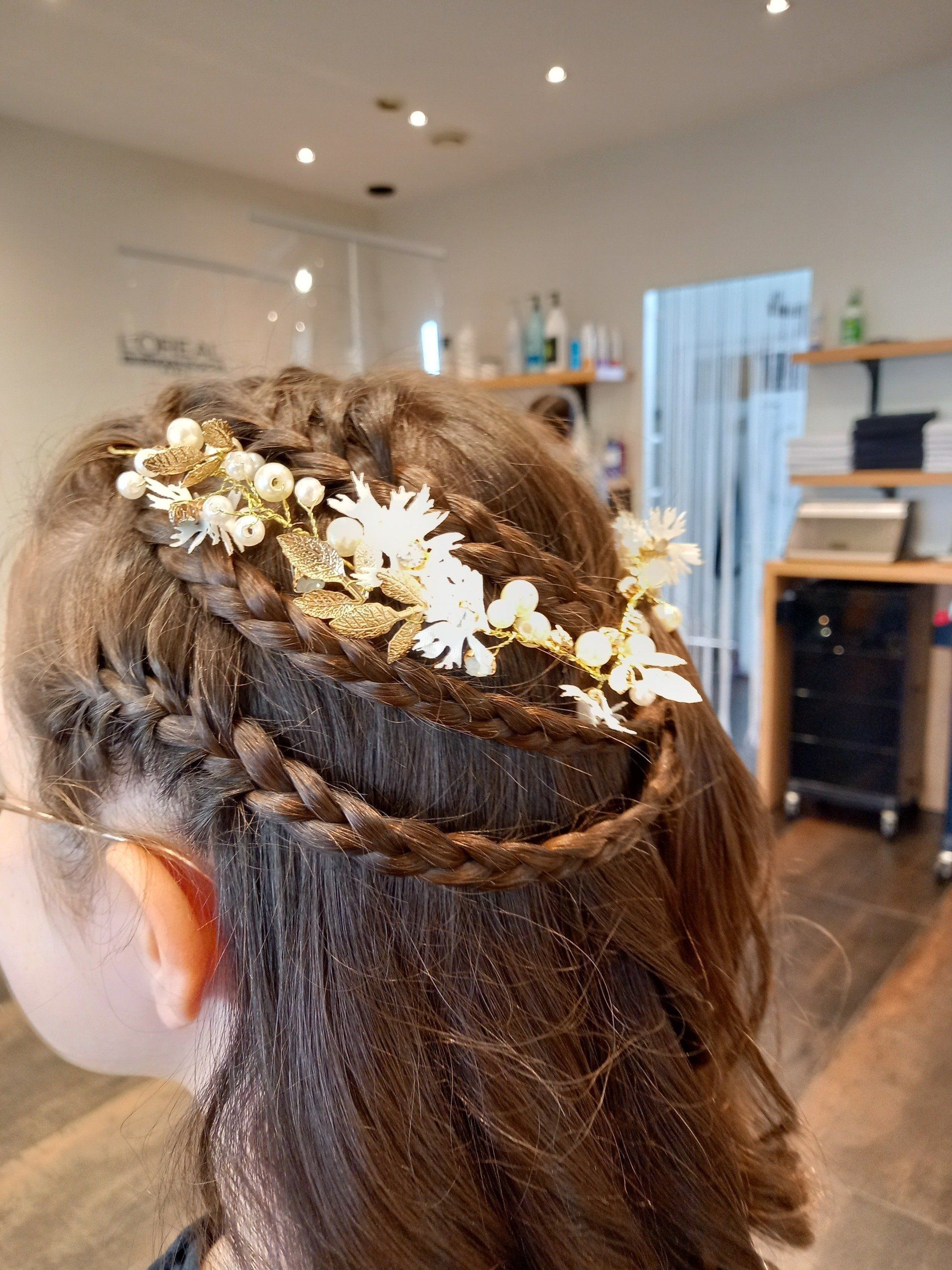 Coiffure avec tresse vue de profil