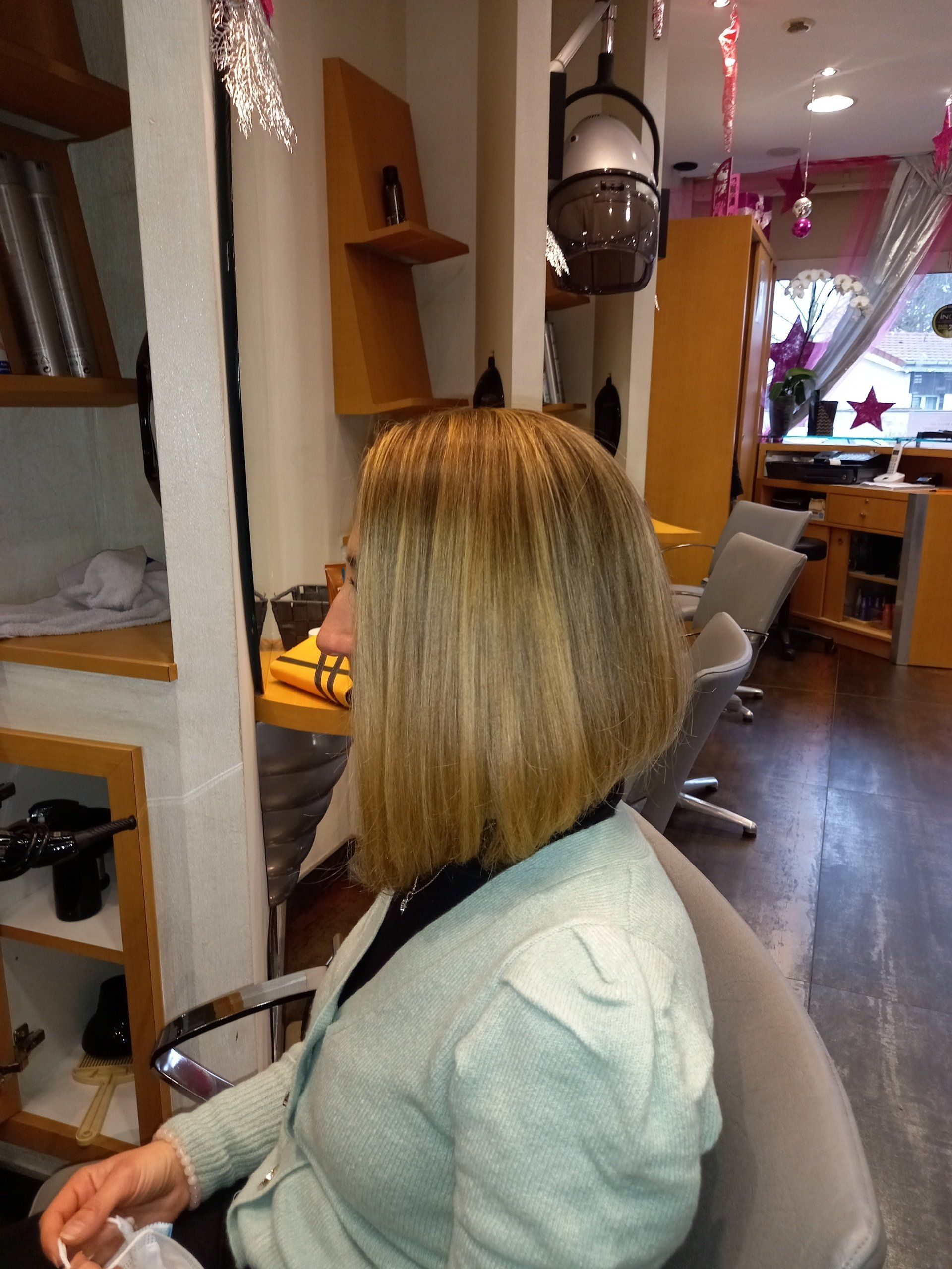 Cheveux blonds lisses mi-long de profil