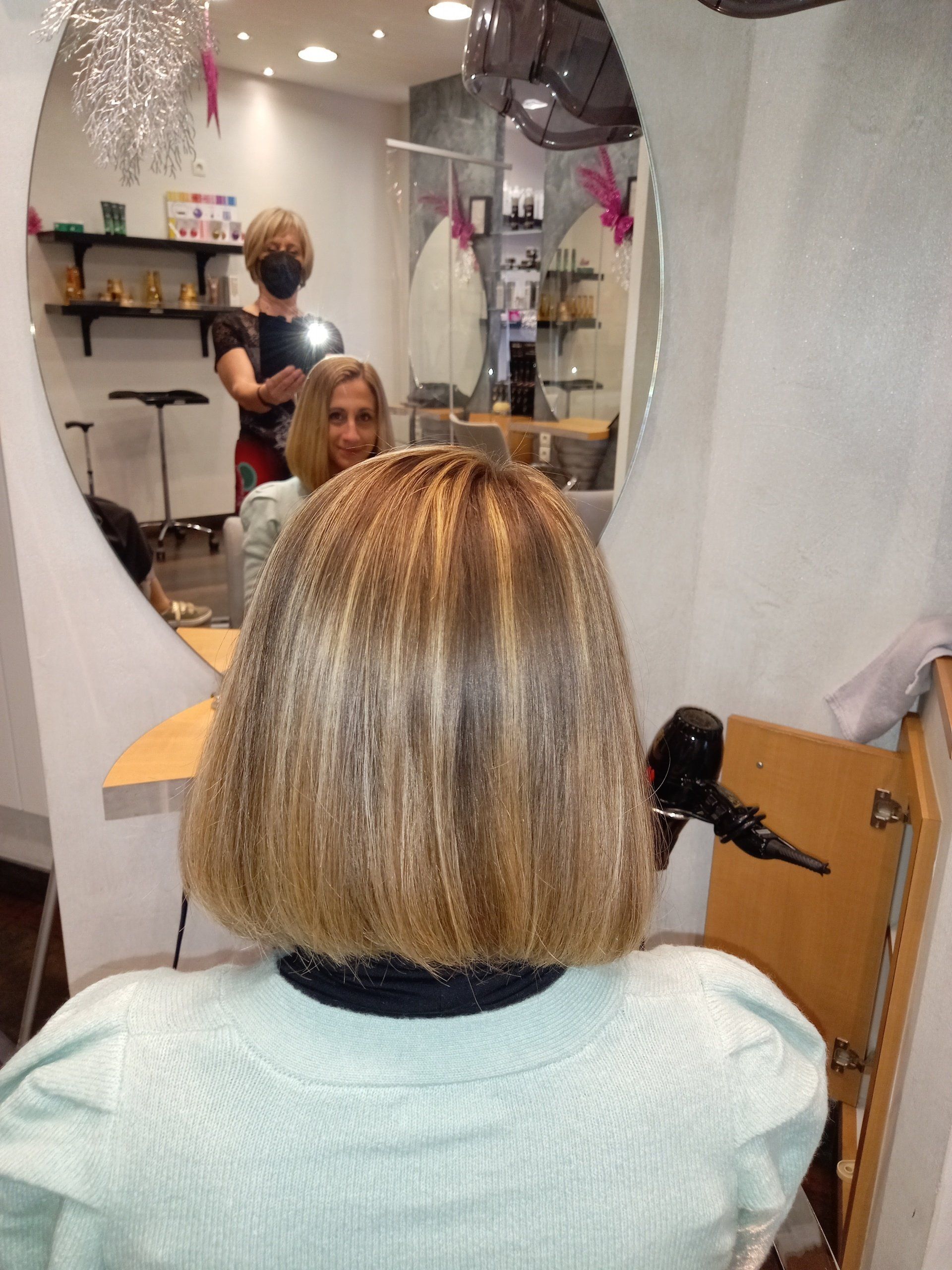 Cheveux blonds lisses mi-long