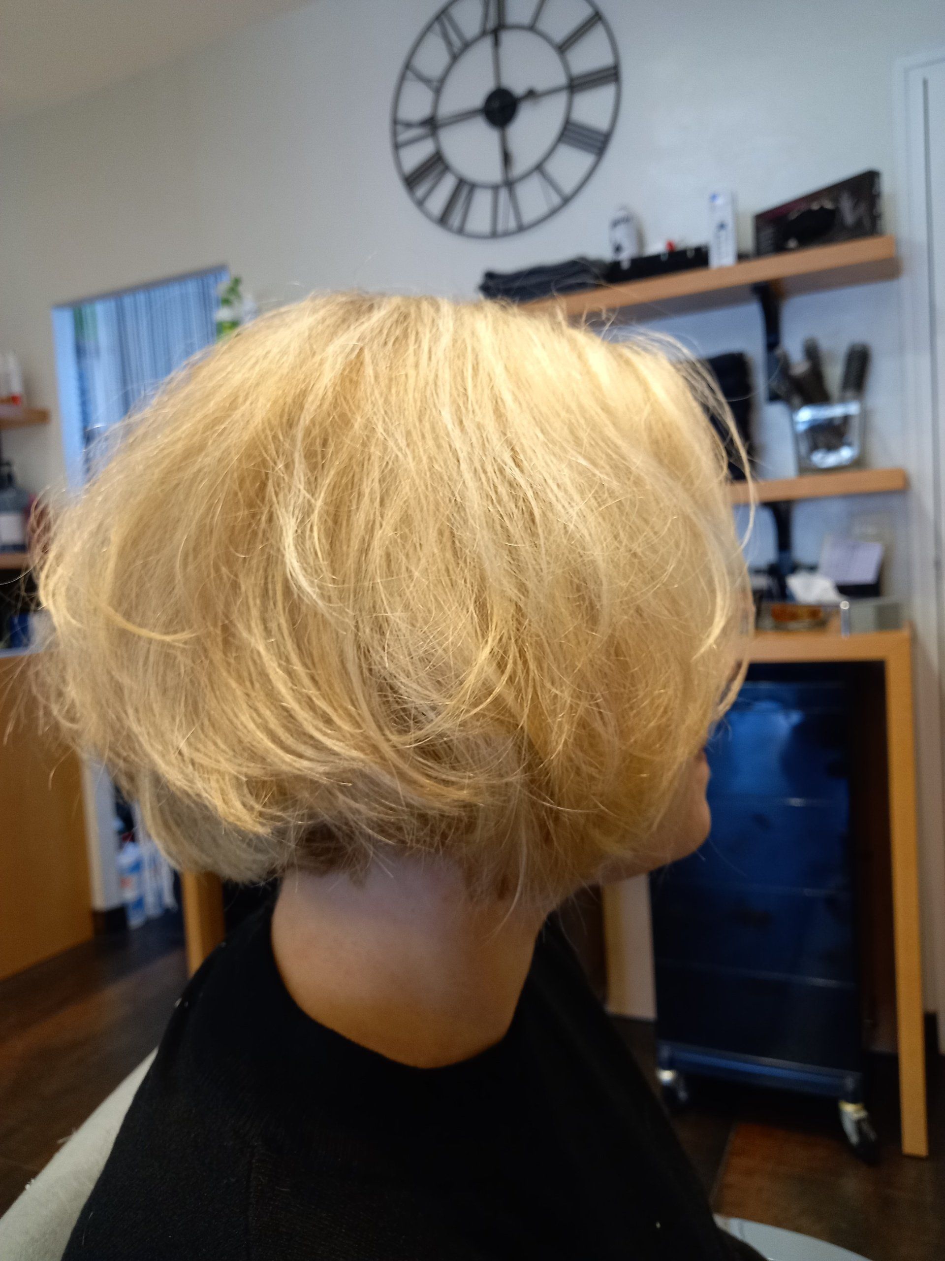 Cheveux blonds courts de profil