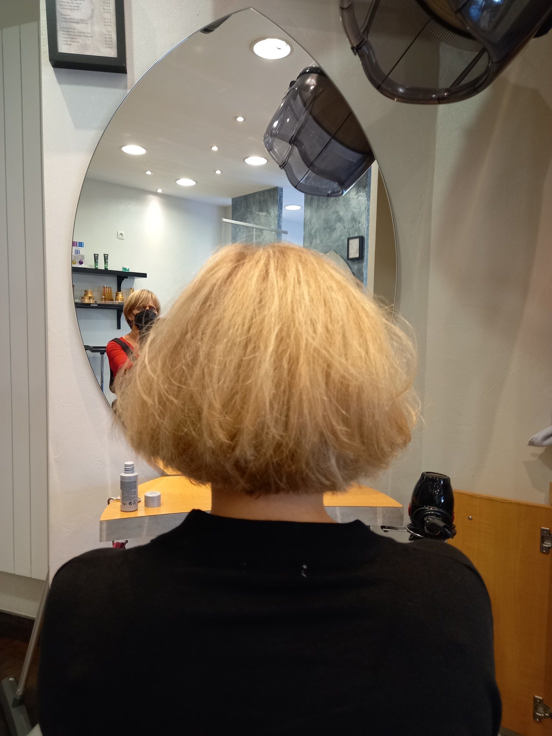 Cheveux blonds courts