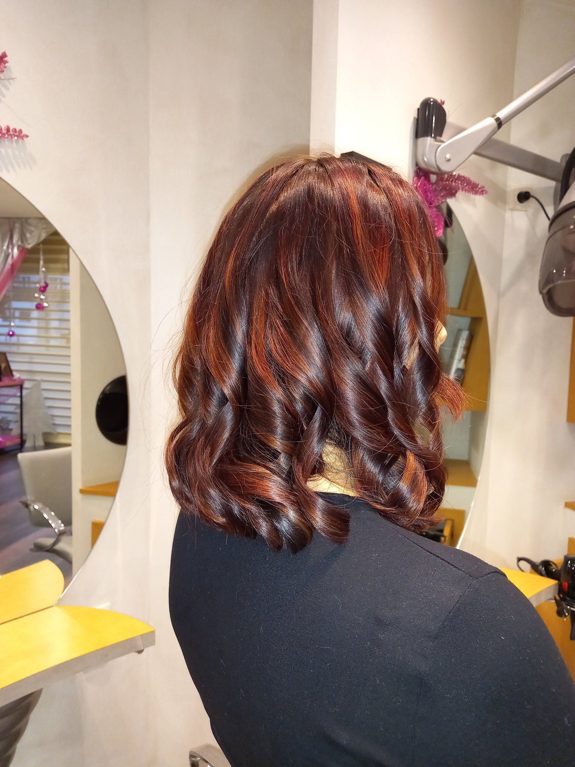 Cheveux roux ondulés