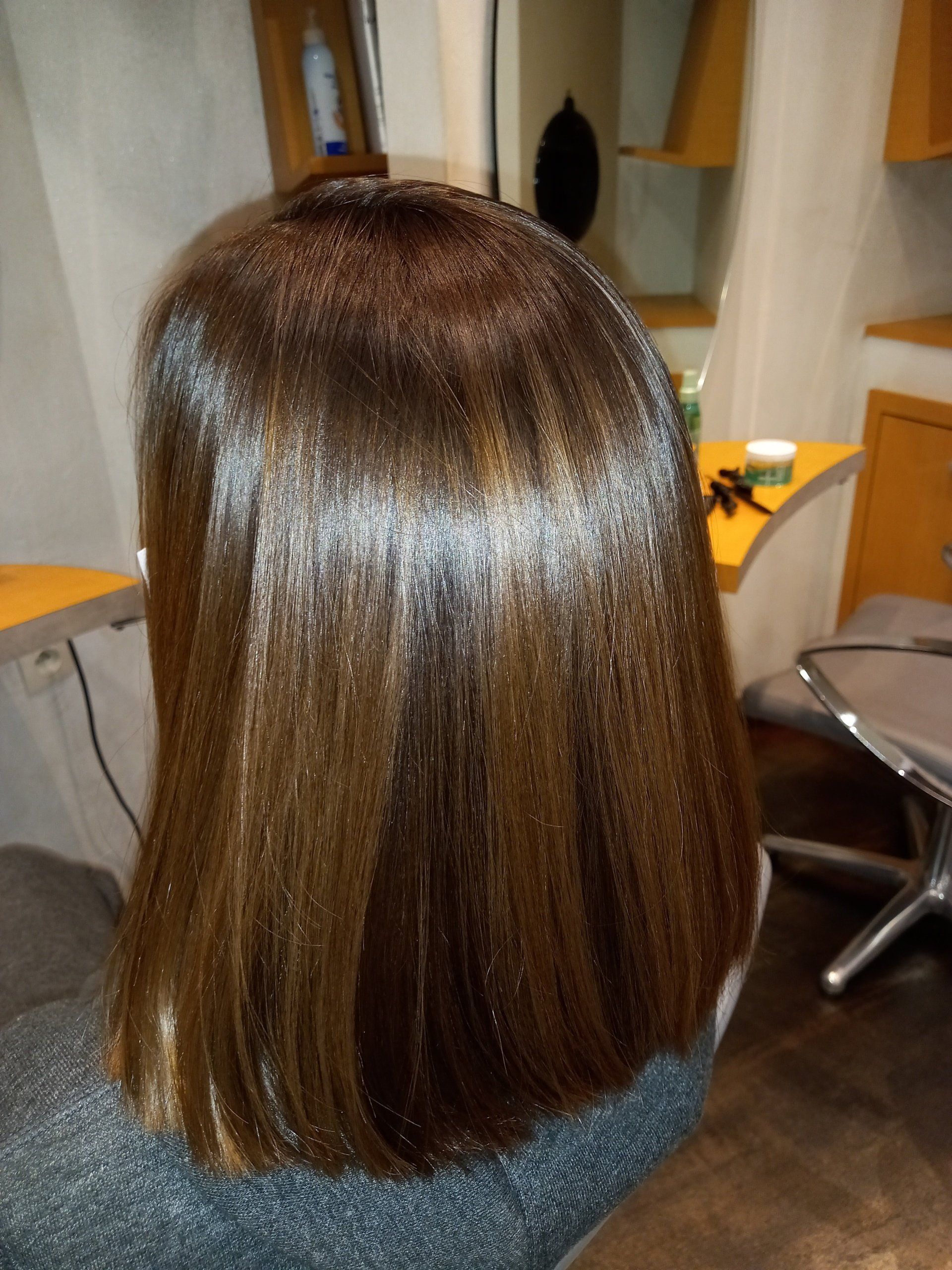 Cheveux châtains lisses