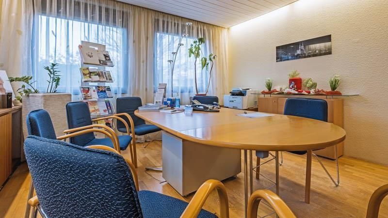 Ein Konferenzraum mit einem Tisch und Stühlen