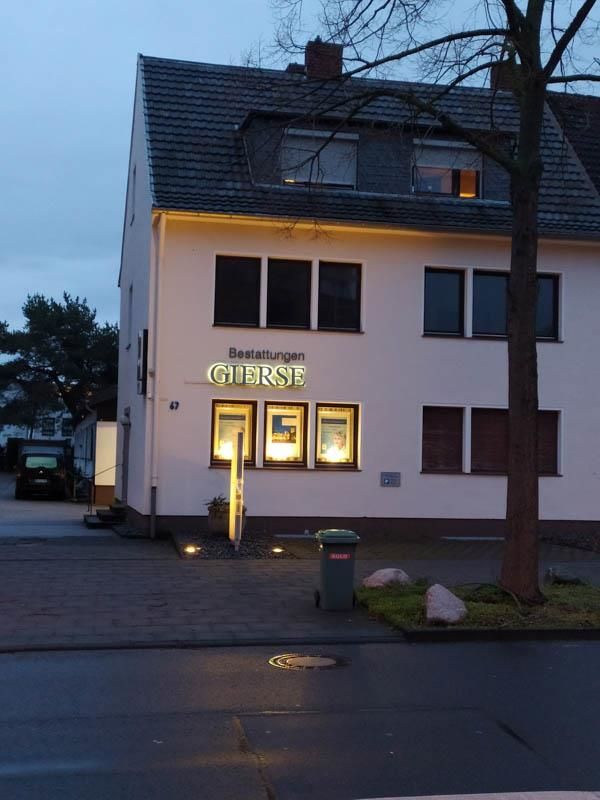 Ein weißes Gebäude mit dem Wort Galerie darauf