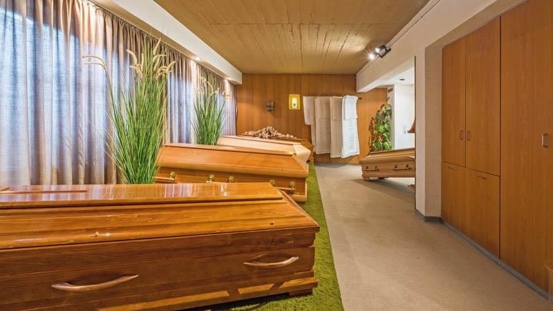 Ein mit Holzsärgen gefüllter Raum in einem Bestattungsinstitut.