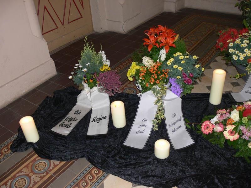 Ein Strauß Blumen und Kerzen auf dem Boden