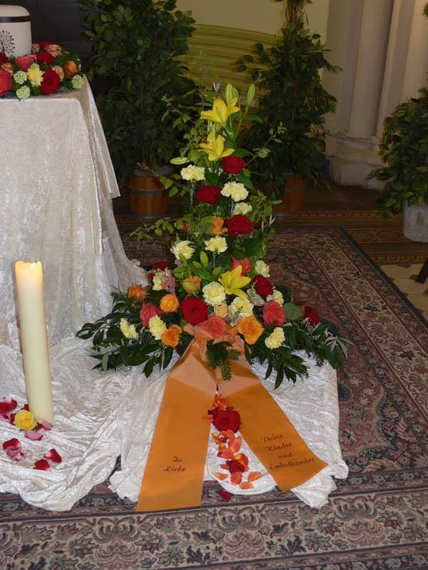 Ein Tisch mit Blumen und einer Kerze darauf