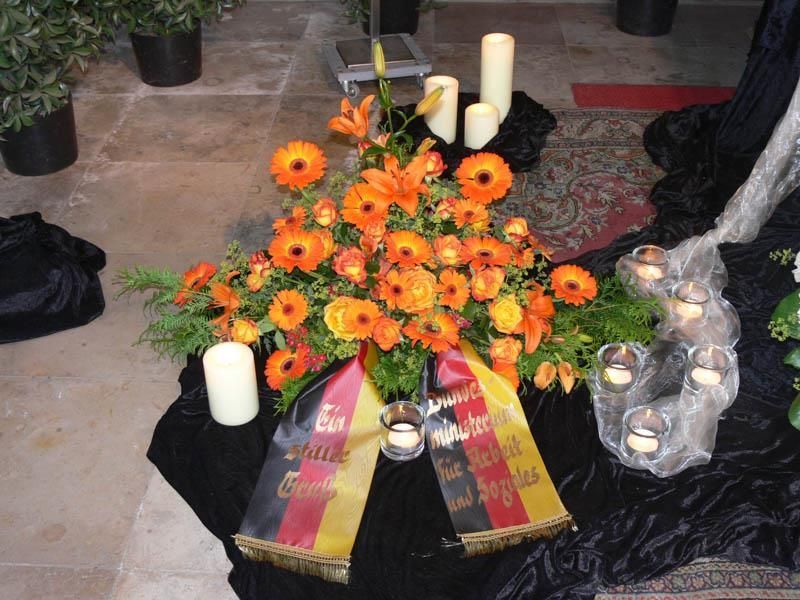 Ein Strauß Blumen und Kerzen auf einem Tisch