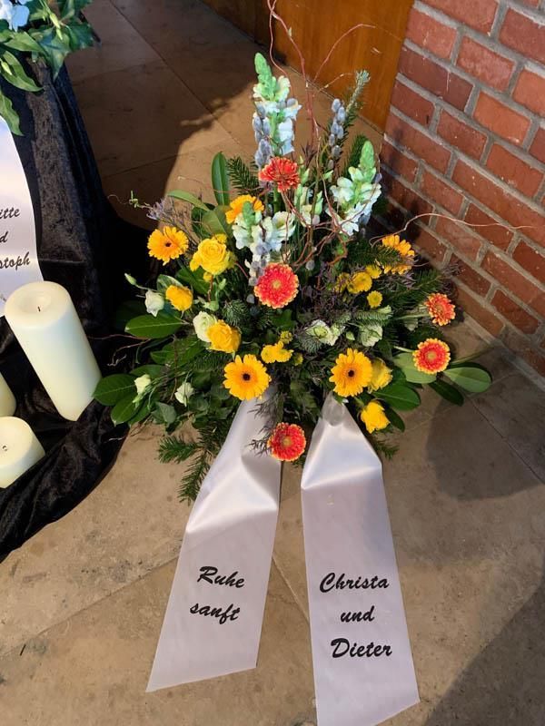 Ein weißes Band mit dem Namen Christa und Deter darauf