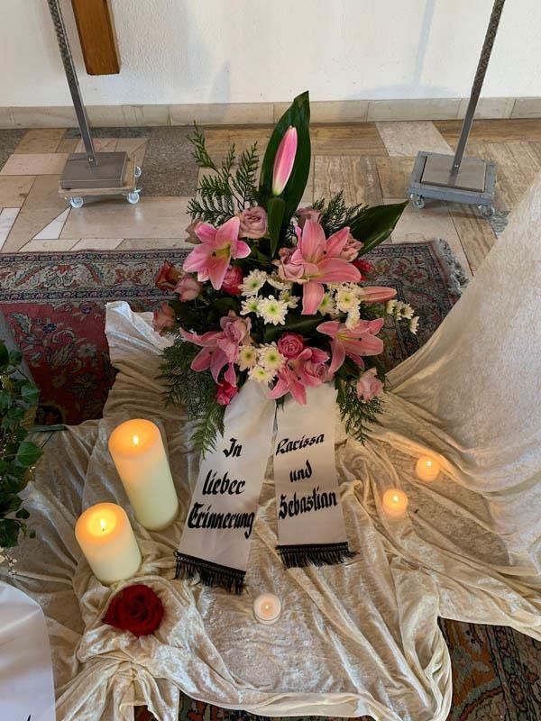 Ein Tisch mit Blumen und Kerzen darauf