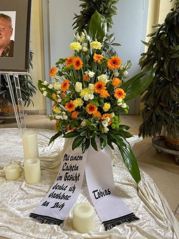 Ein weißes Band mit dem Wort Thomas darauf