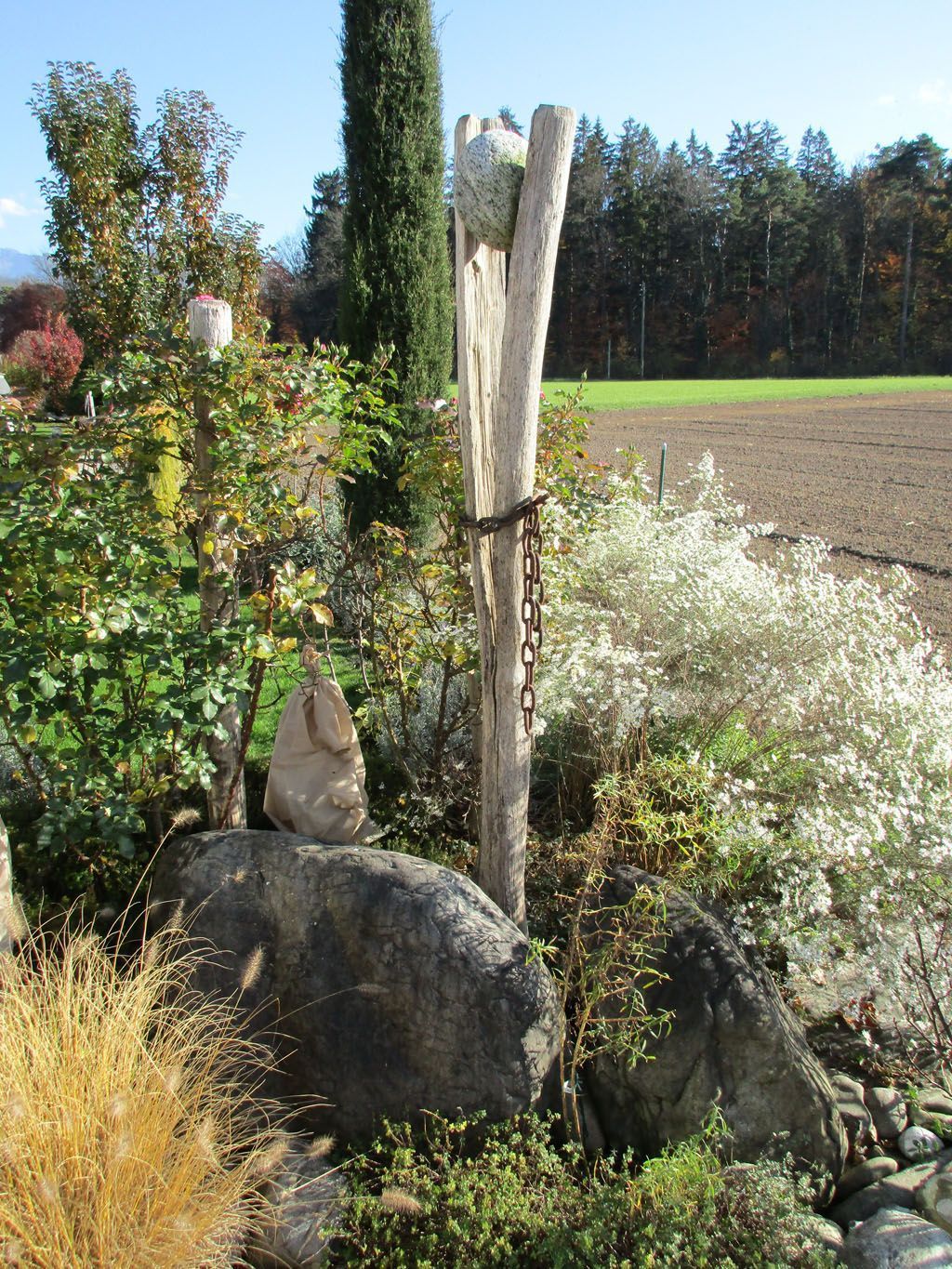 Akazienpfahl mit Stein - [company_name] - [city]