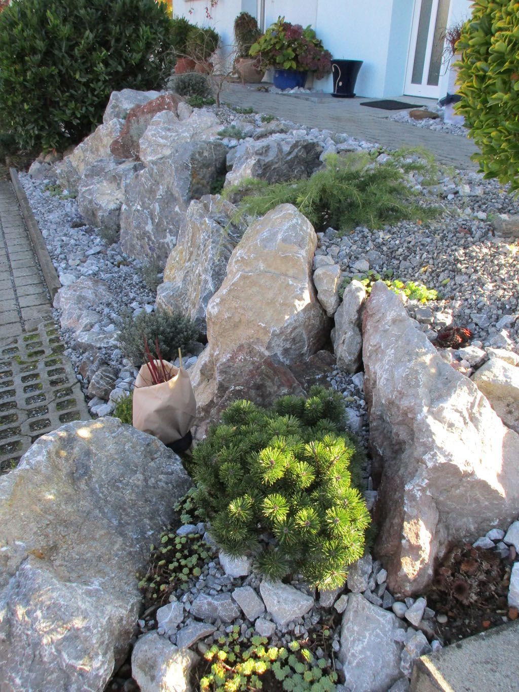 Böschung mit Findling - [company_name] - [city]