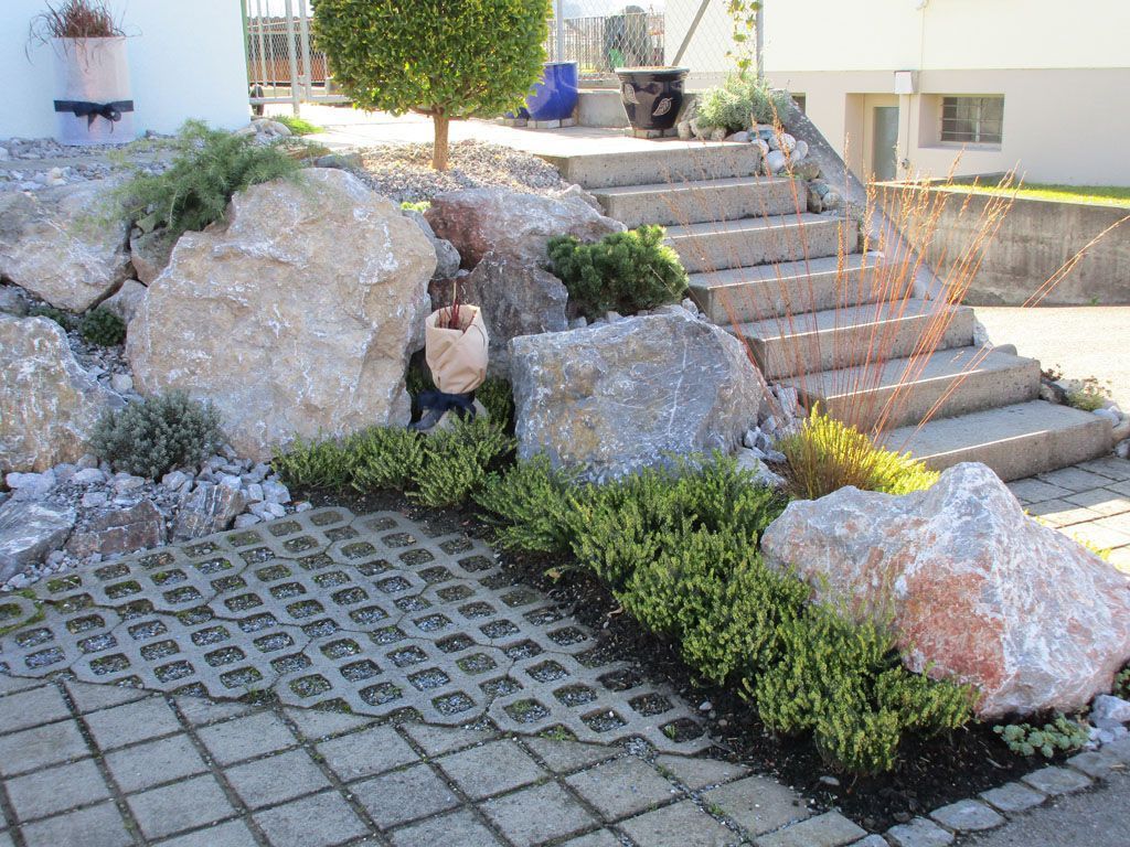 Böschung mit Findling - [company_name] - [city]