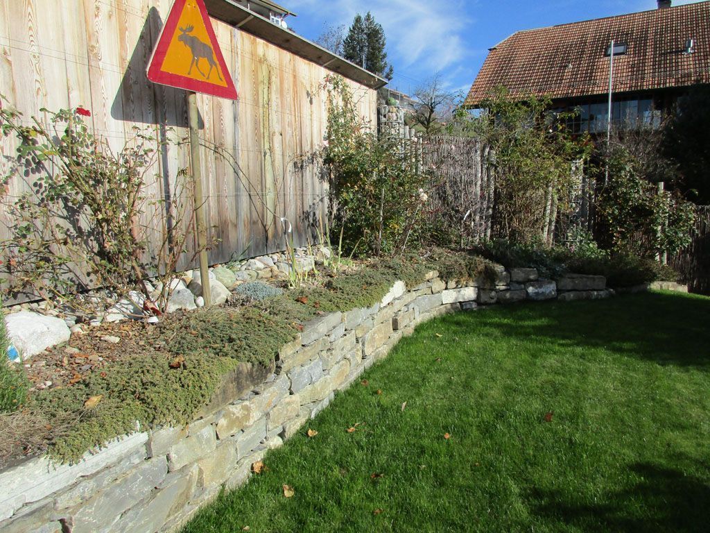 Natursteinmauer und Holzwand - [company_name] - [city]