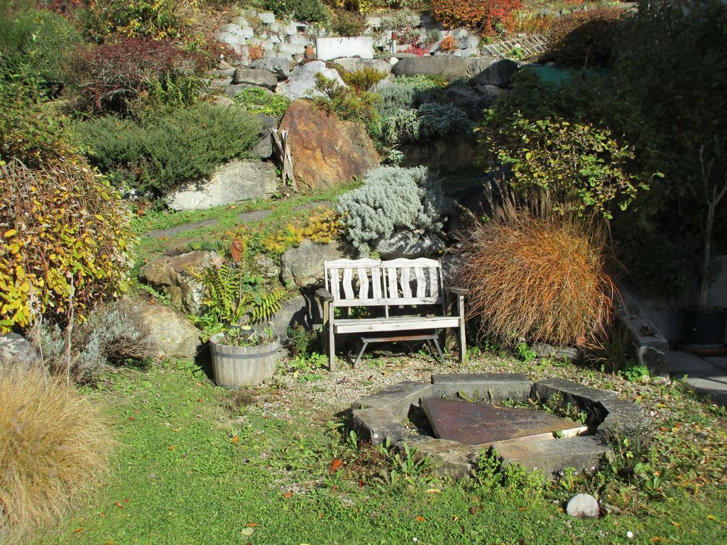 Hanggarten mit Feuerstelle - [company_name] - [city]