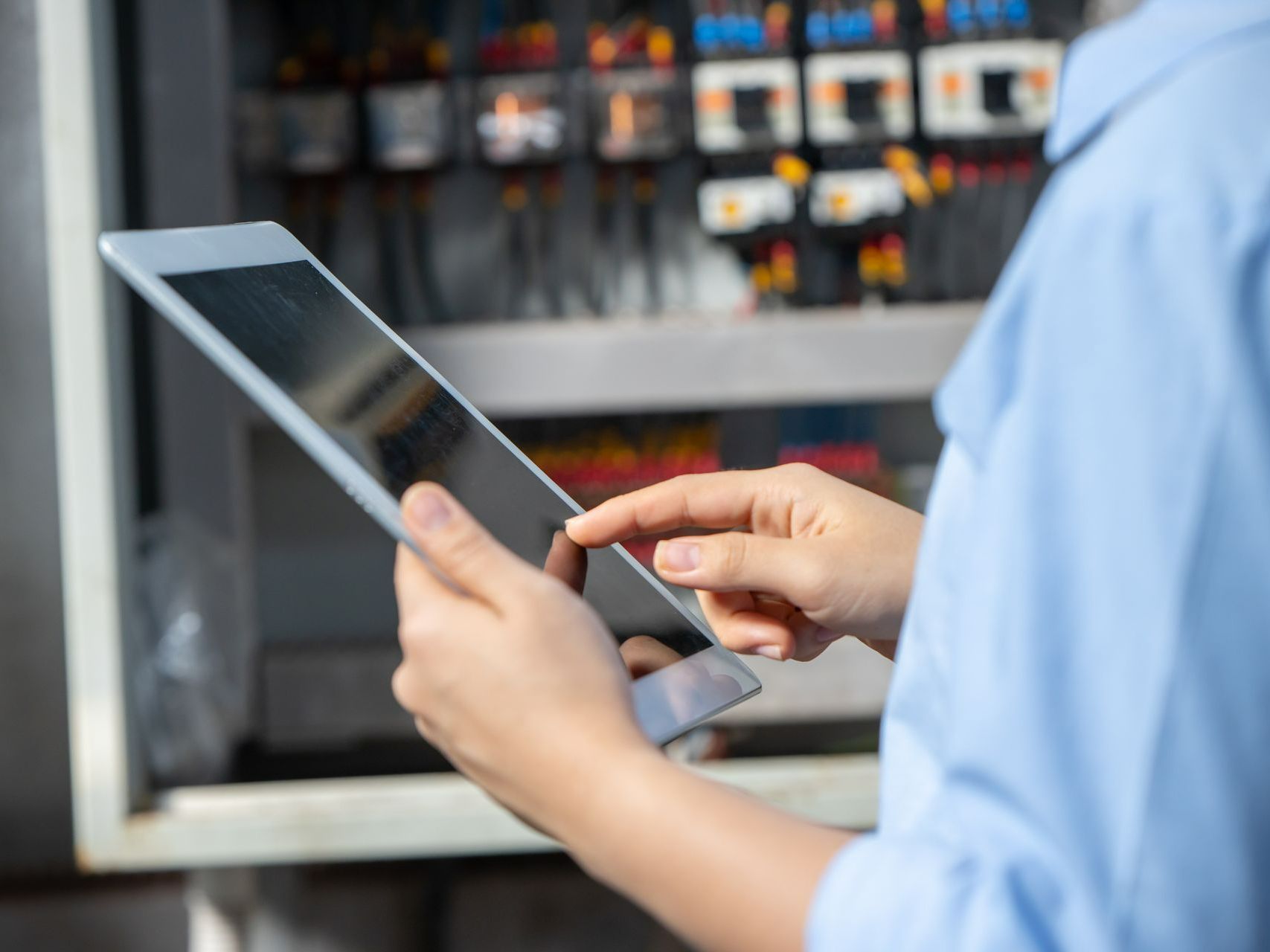 Personne en train de vérifier des informations sur une tablette