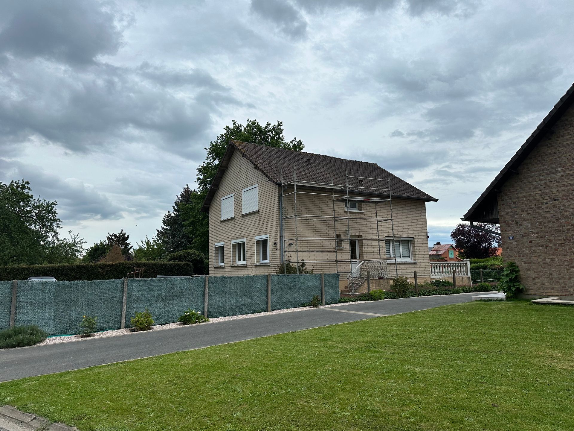 Maison avec un échafaudage devant