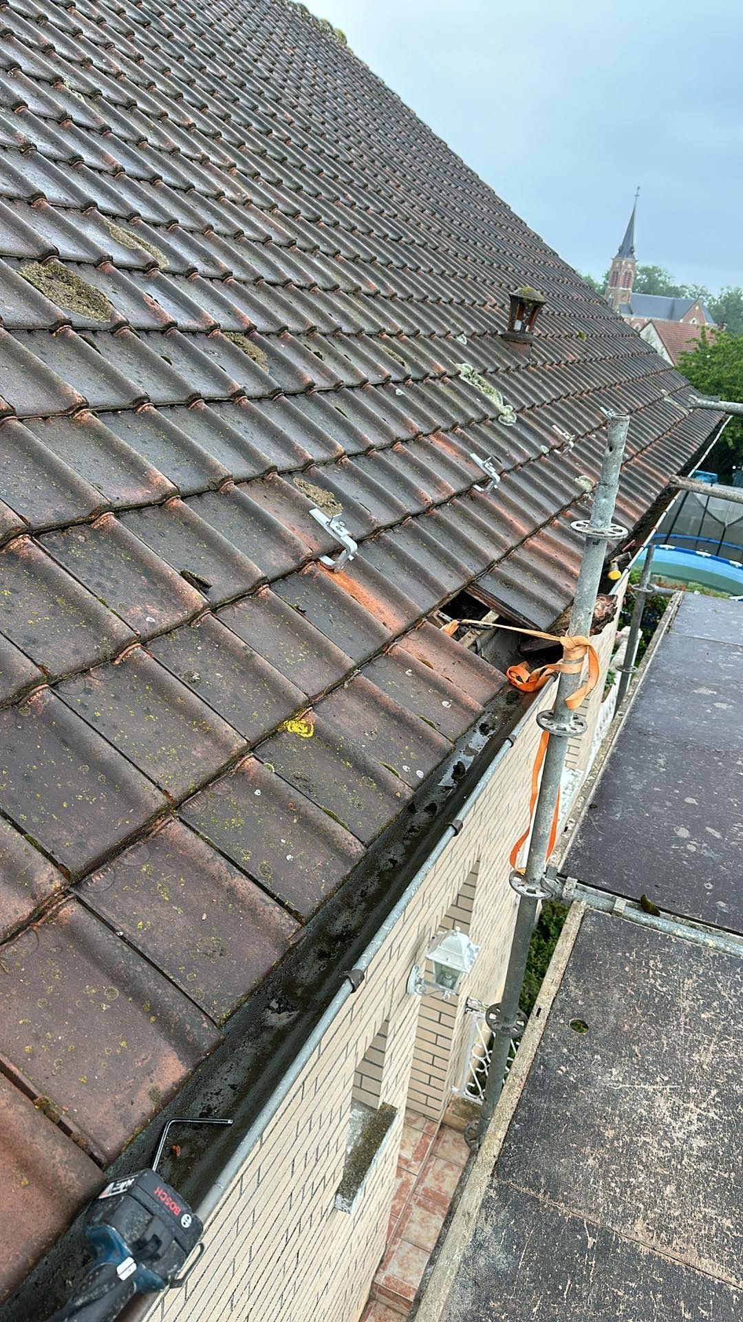 Attache d'un échafaudage sur une toiture