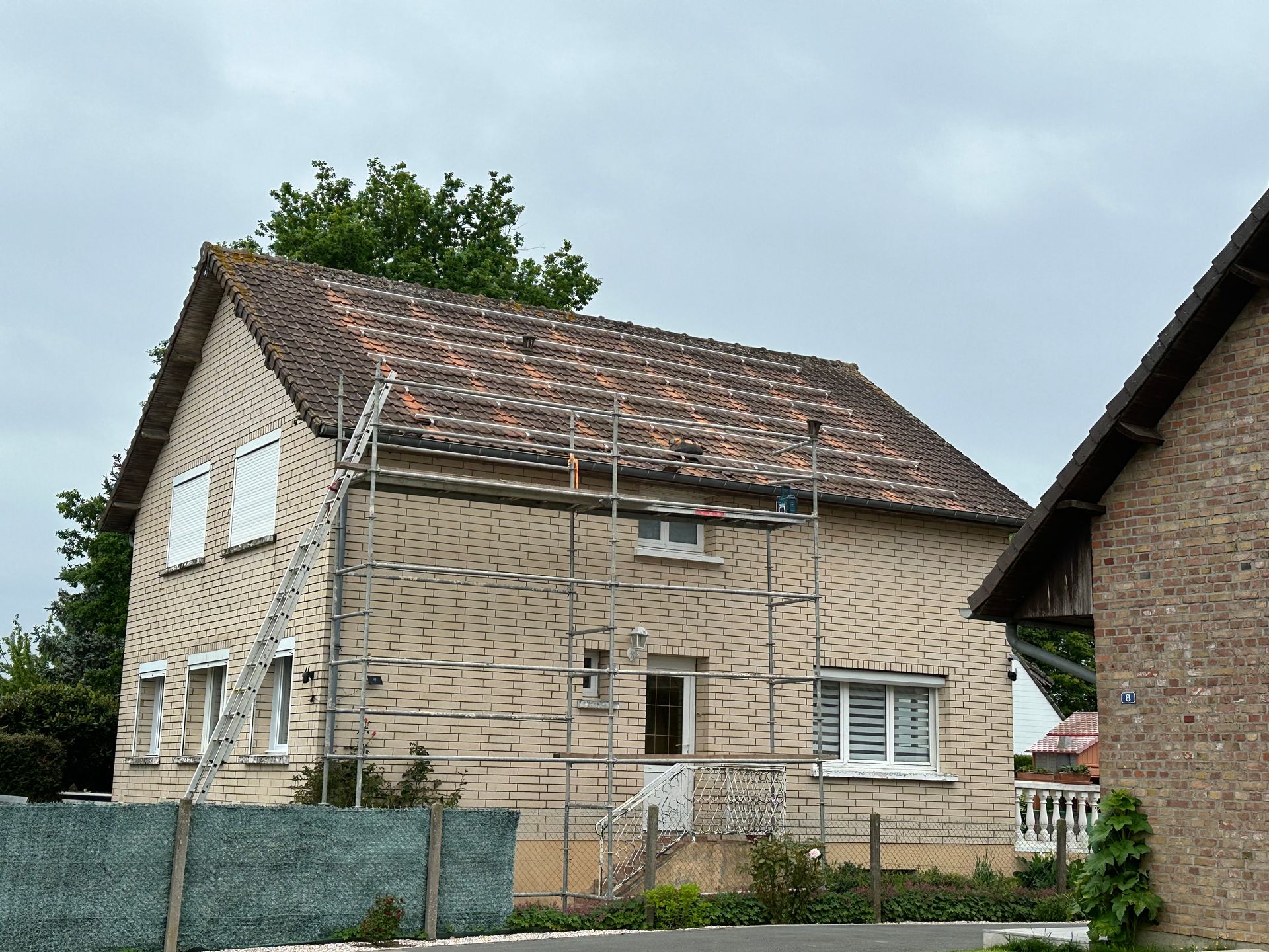 Échaffaudage devant une maison