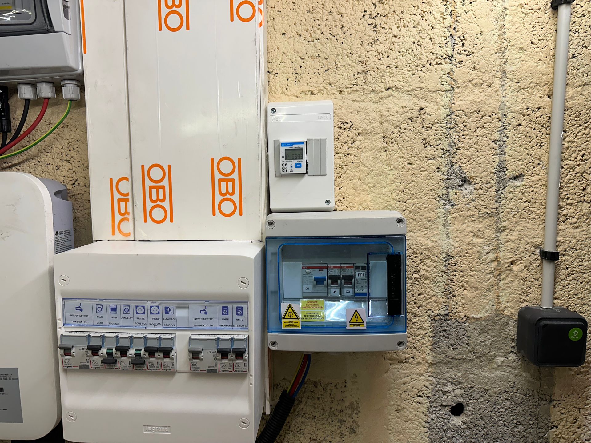 Appareils électroniques OBO sur un mur