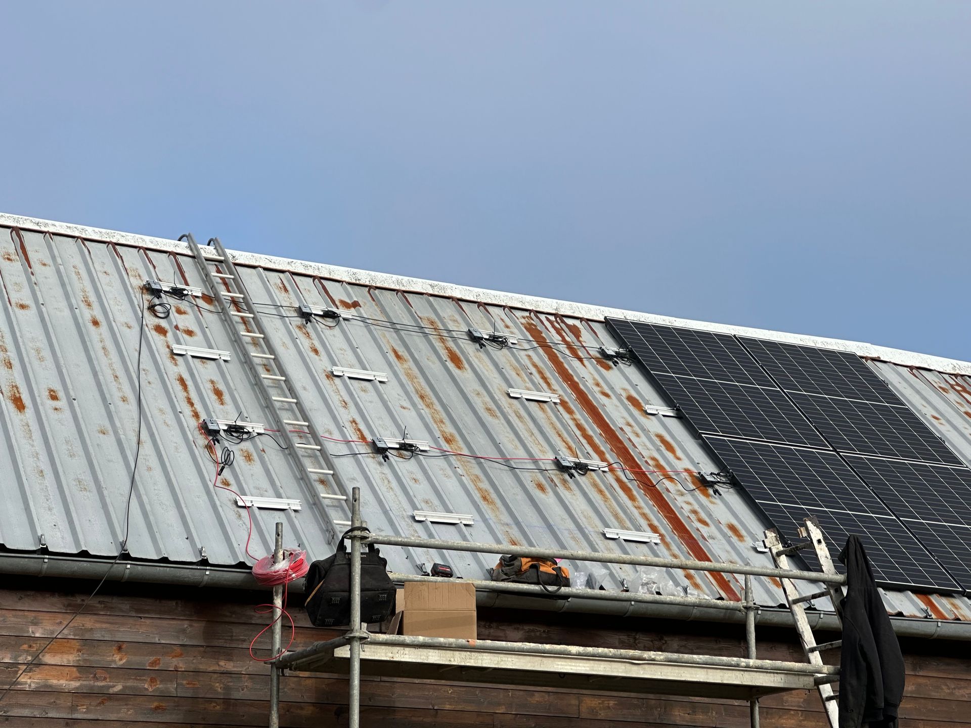 Toiture en zinc avec un échafaudage