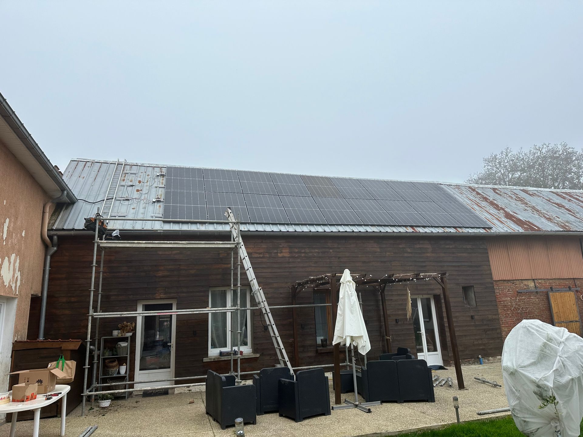 Panneaux solaires sur une maison en bois