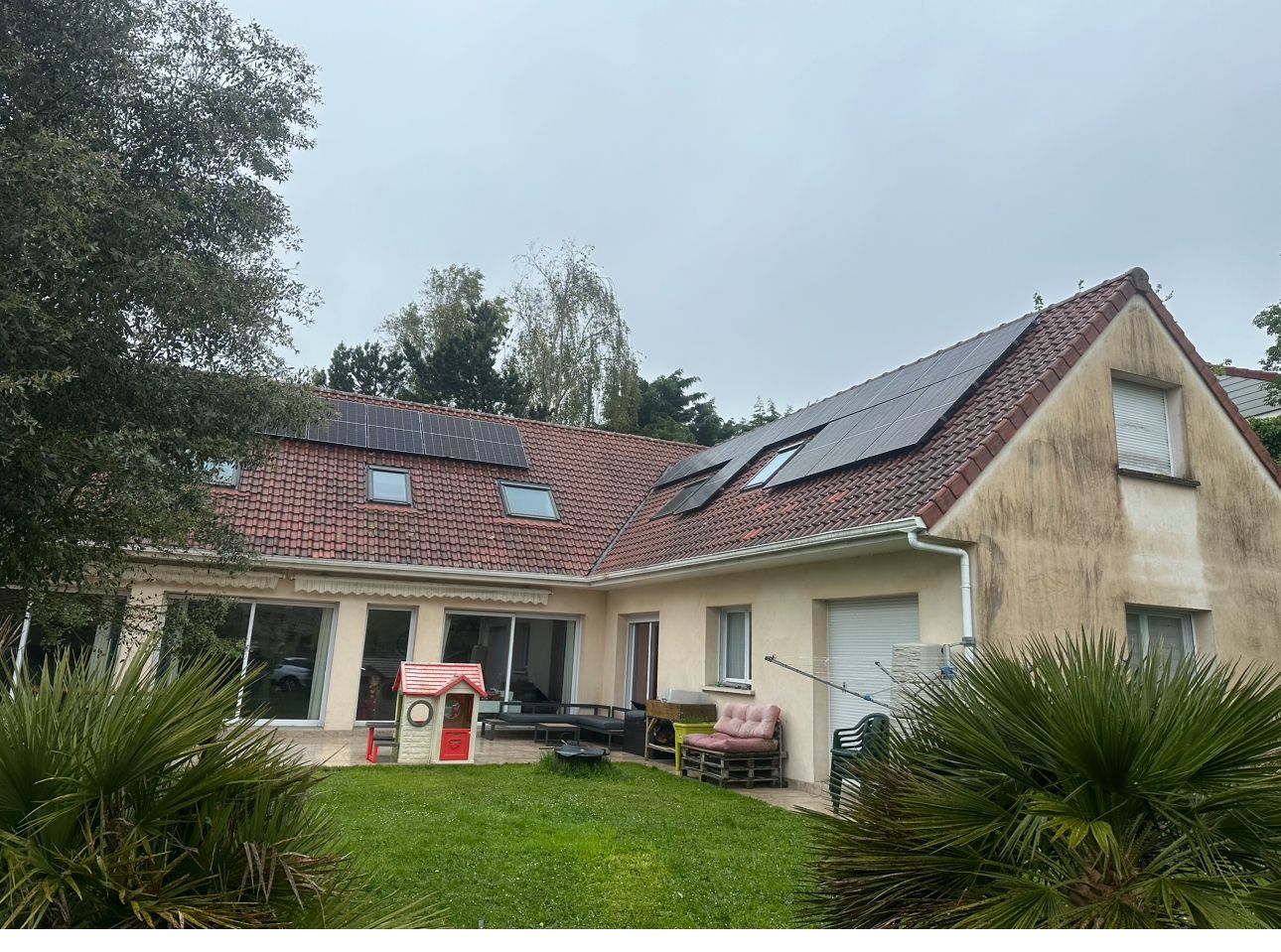 Maison avec des panneaux solaires sur la toiture