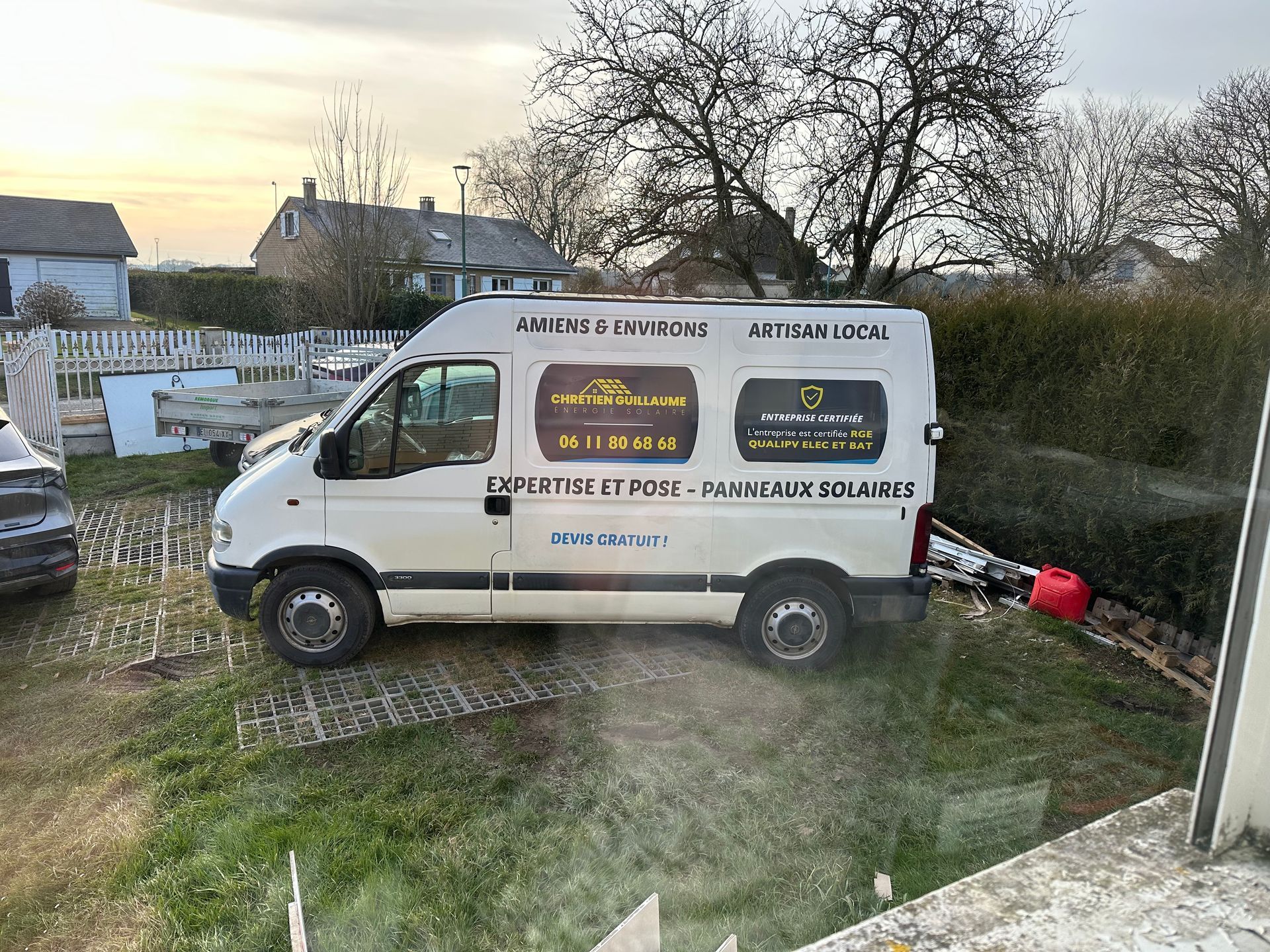 Camion blanc et floqué de l'entreprise Chretien Guillaume