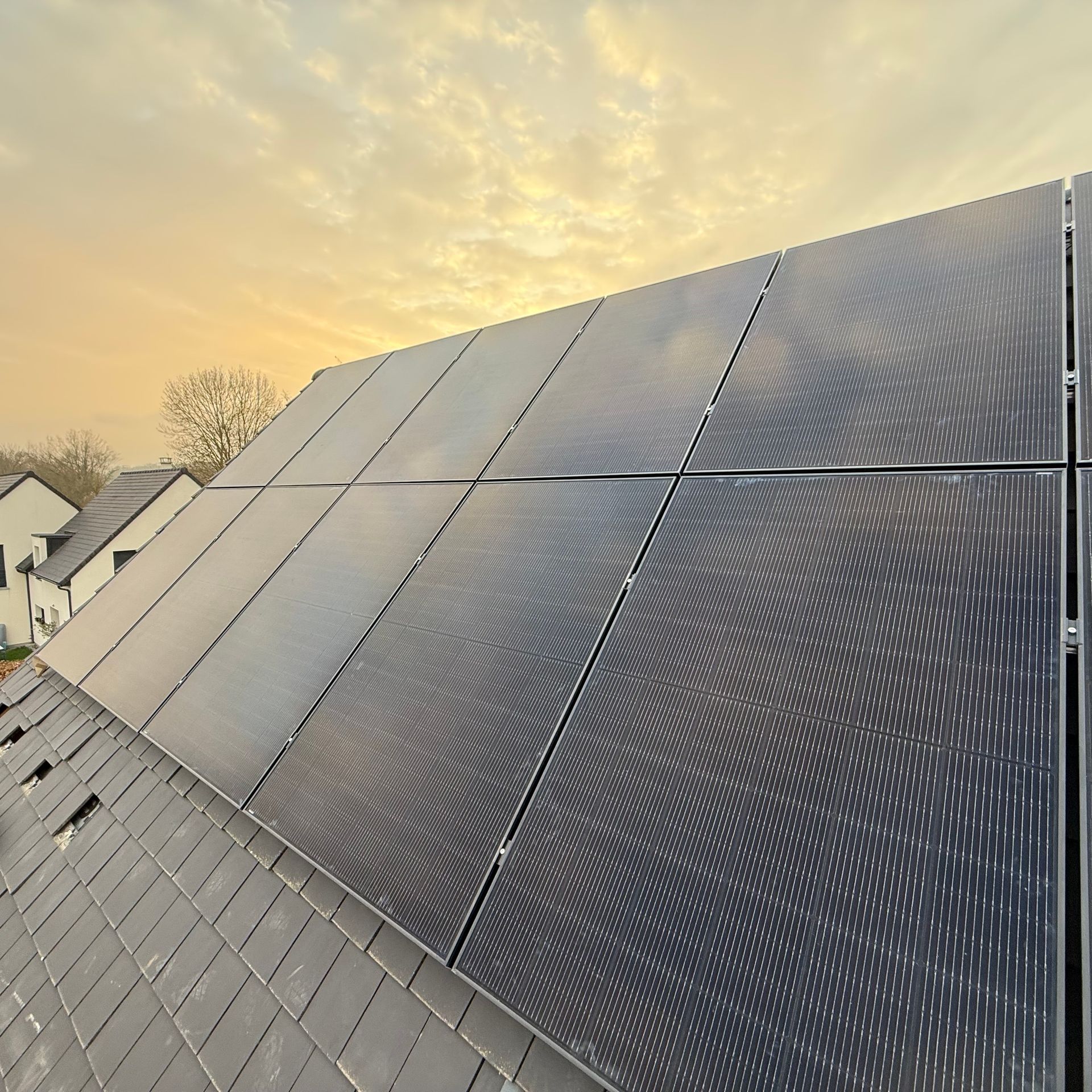 Panneaux solaires foncés sur un toit en ardoise