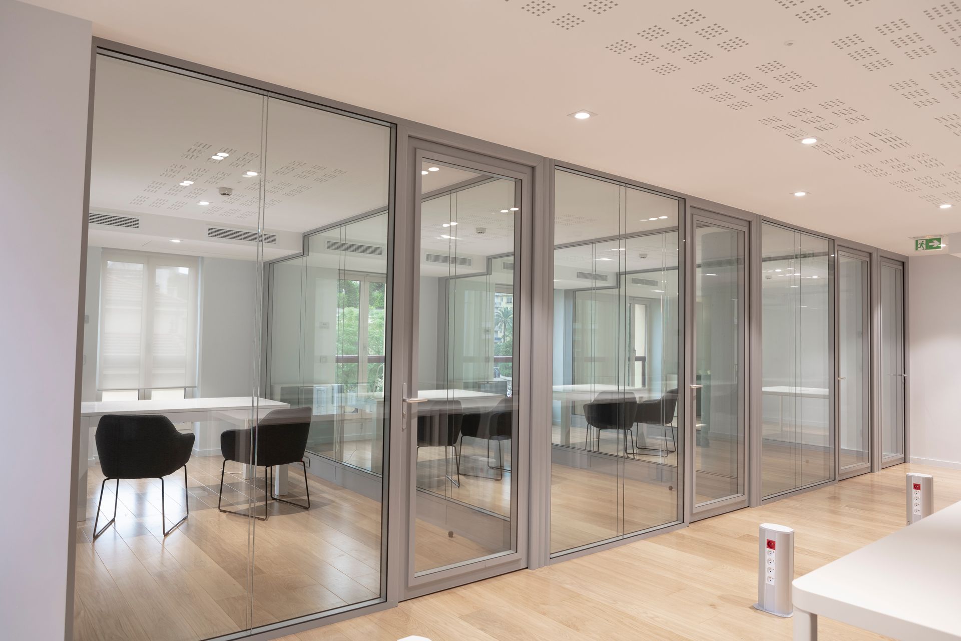 Intérieur de bureau avec cloisons en verre transparent et des cadres en aluminium.