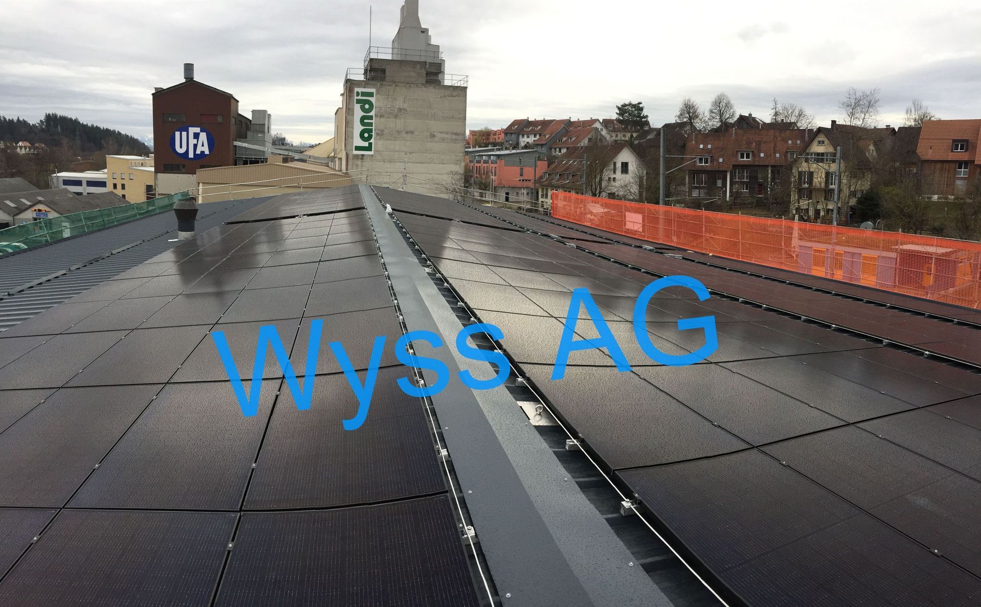 Das Wort Wyssag steht auf dem Dach eines Gebäudes