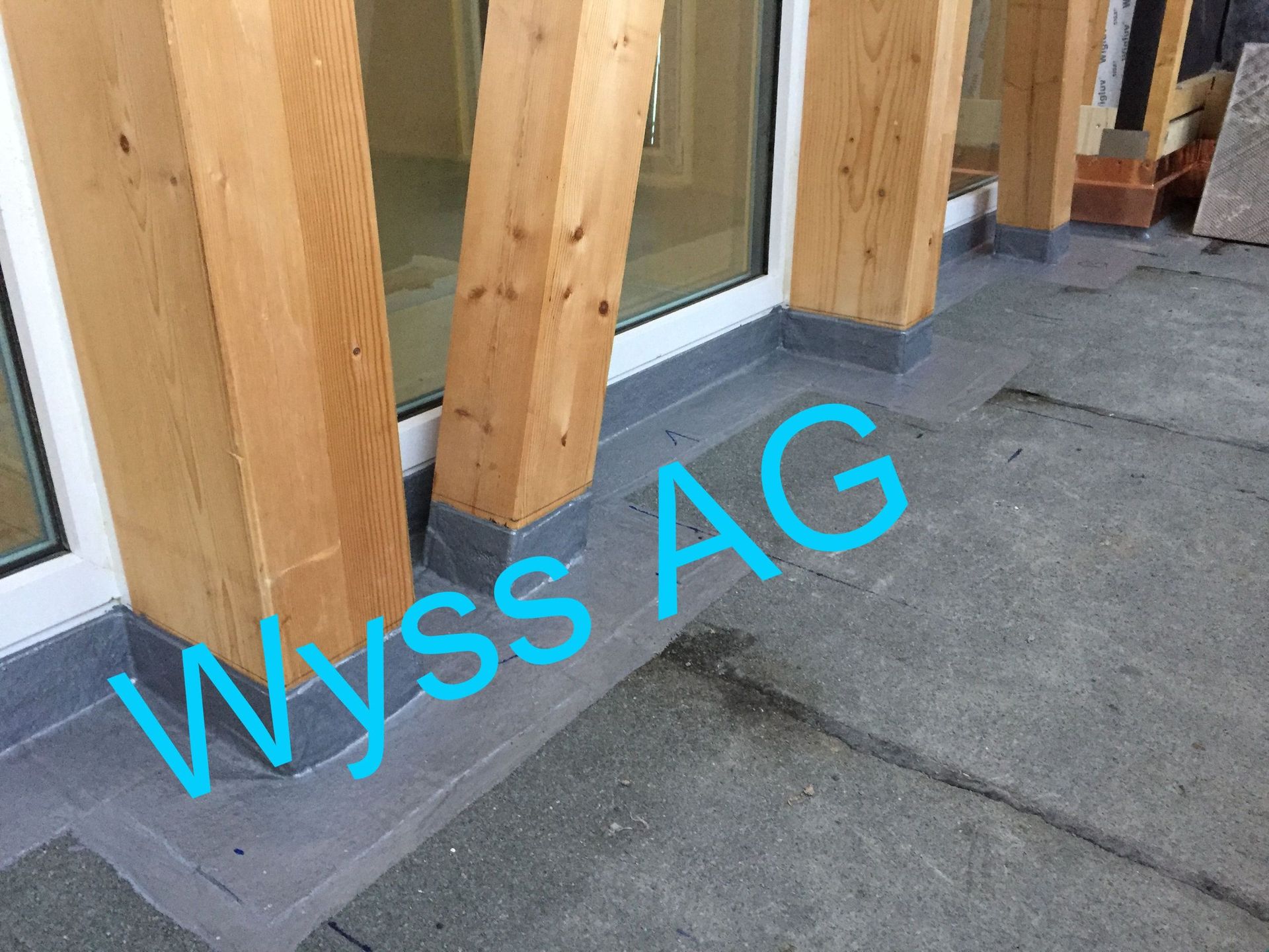 Das Wort Wyss steht an der Seite eines Gebäudes