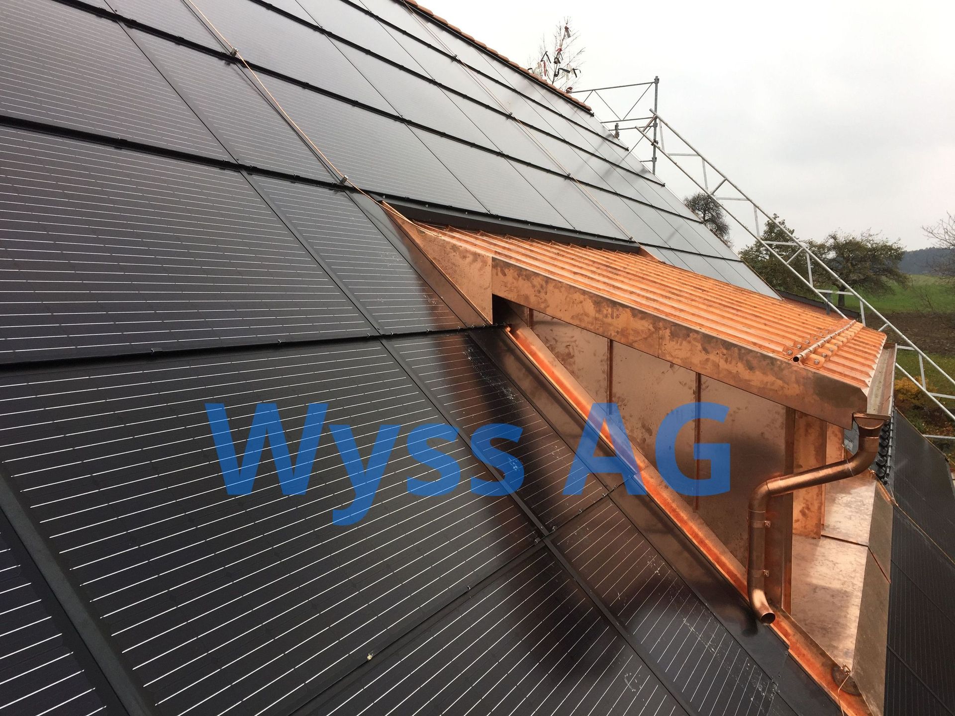 Ein Dach mit vielen Sonnenkollektoren darauf