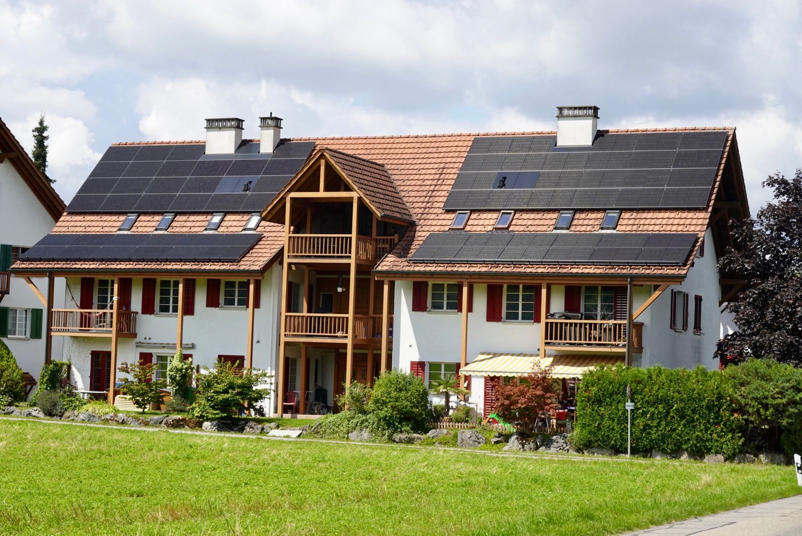 Ein großes Haus mit Sonnenkollektoren auf dem Dach