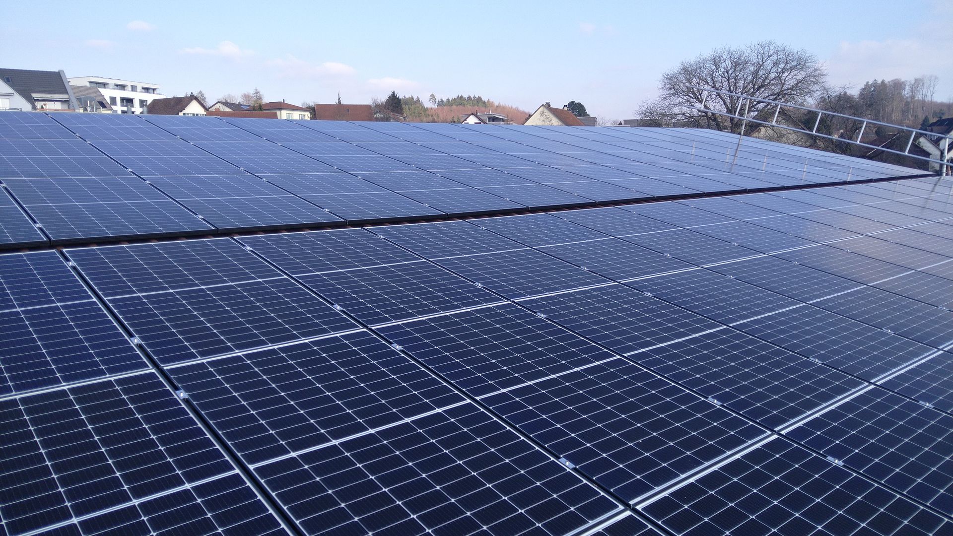 Ein Dach mit vielen Sonnenkollektoren darauf