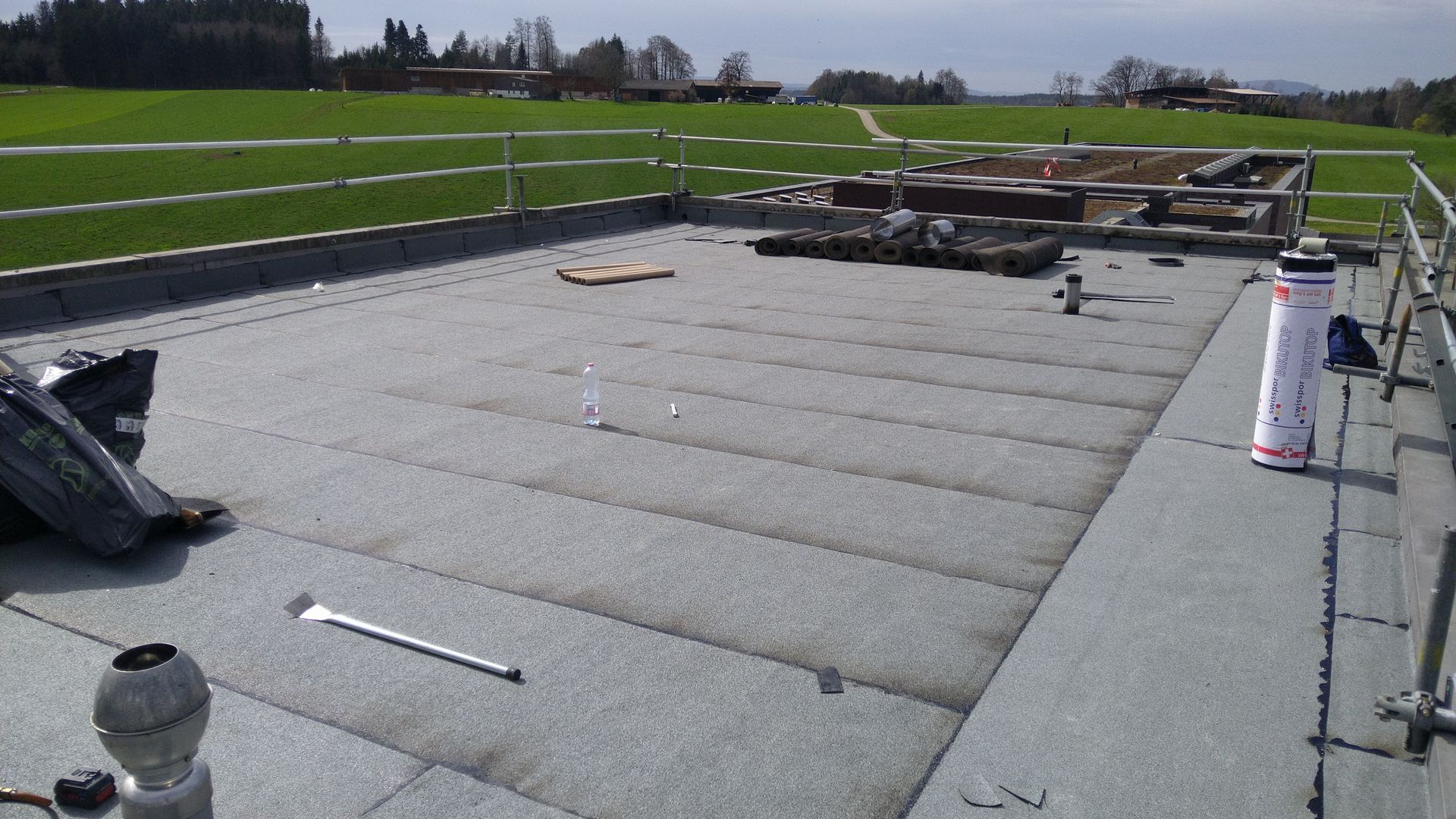 Ein Dach mit vielen Schindeln darauf