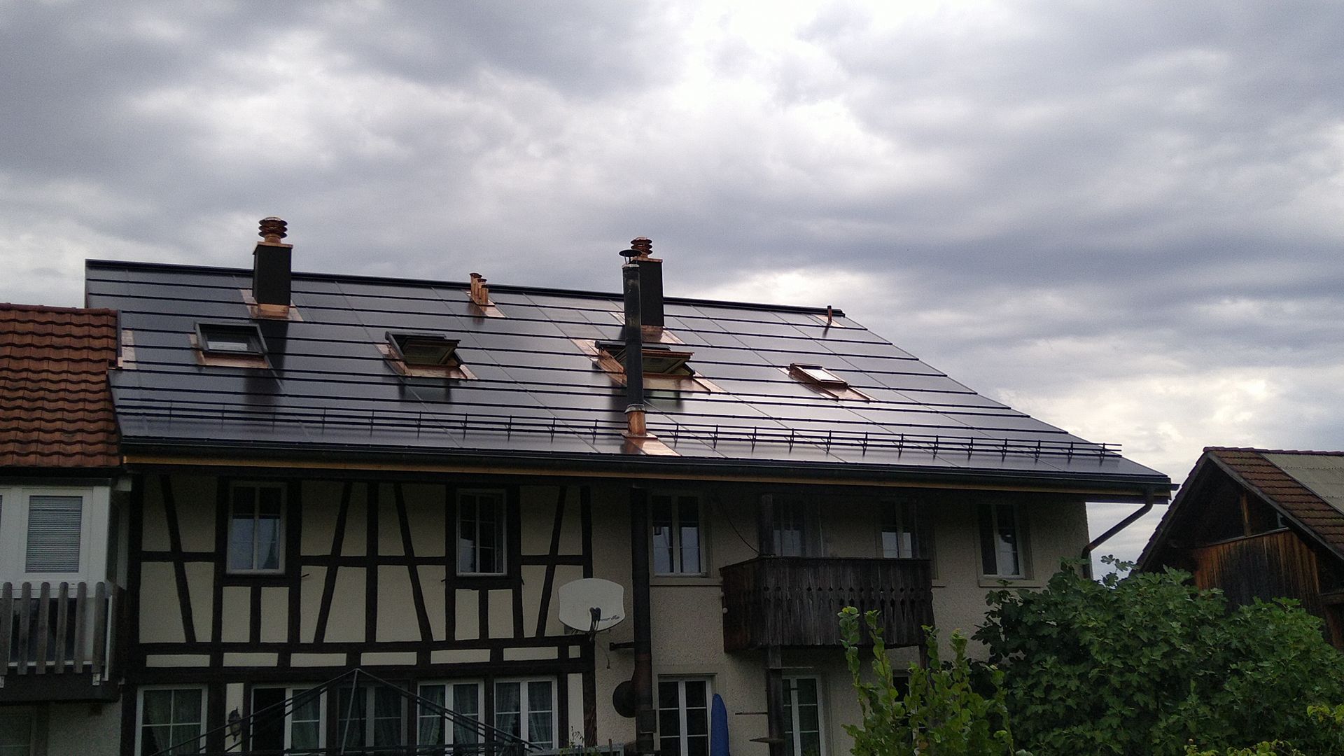 Ein Haus mit einem Dach, das durch einen Sturm beschädigt wurde