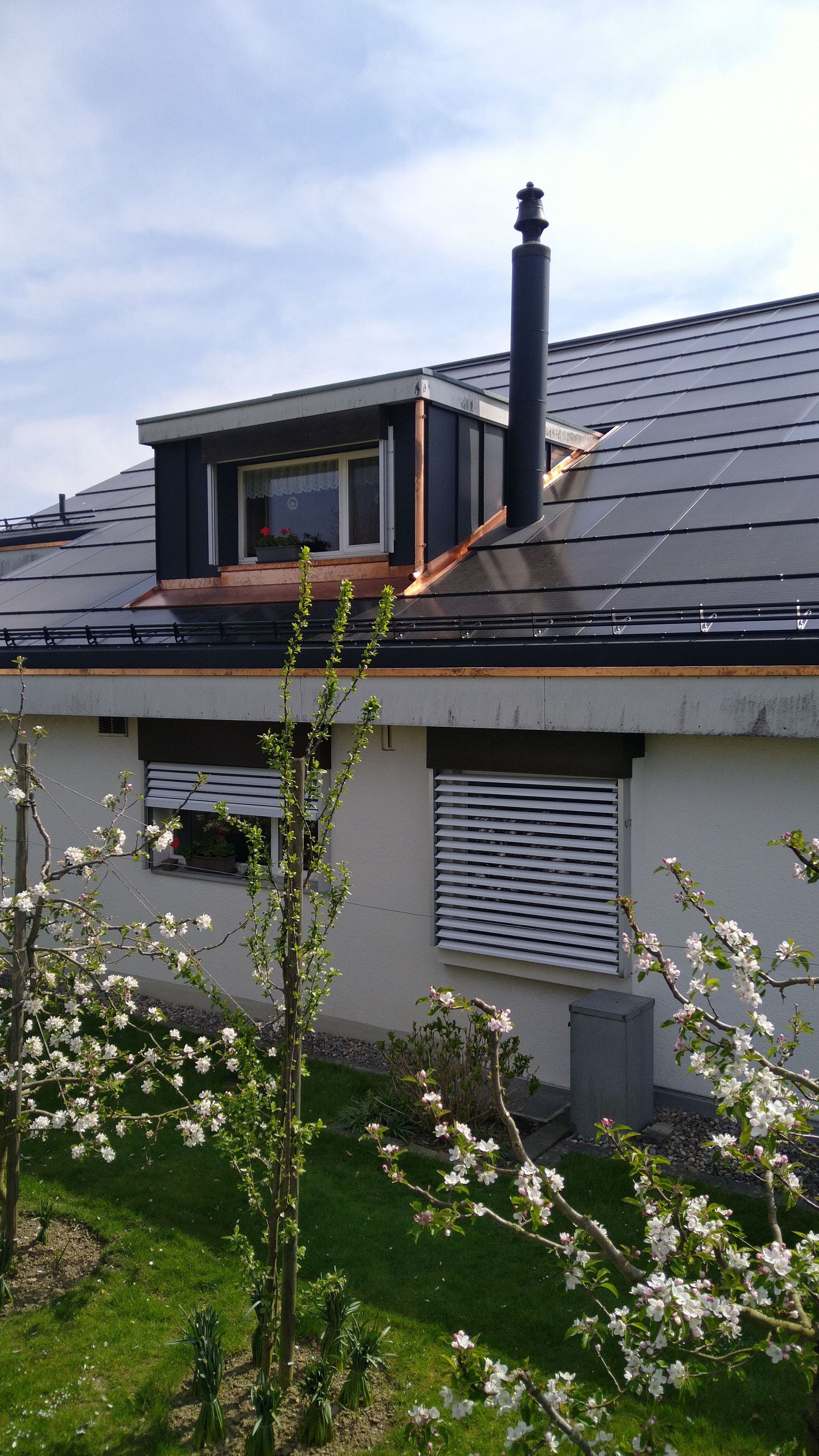 Auf dem Dach des Hauses befindet sich ein Schornstein.