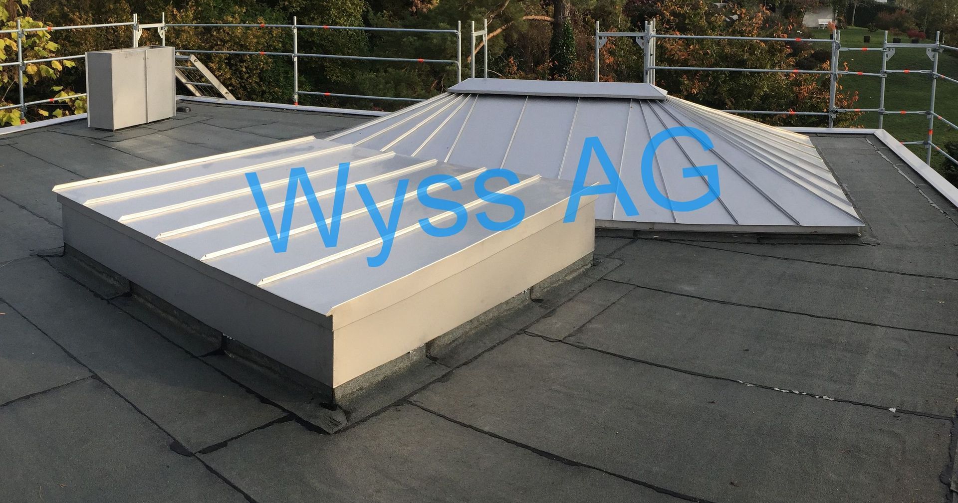 Ein Dach mit der Aufschrift Wyss AG darauf