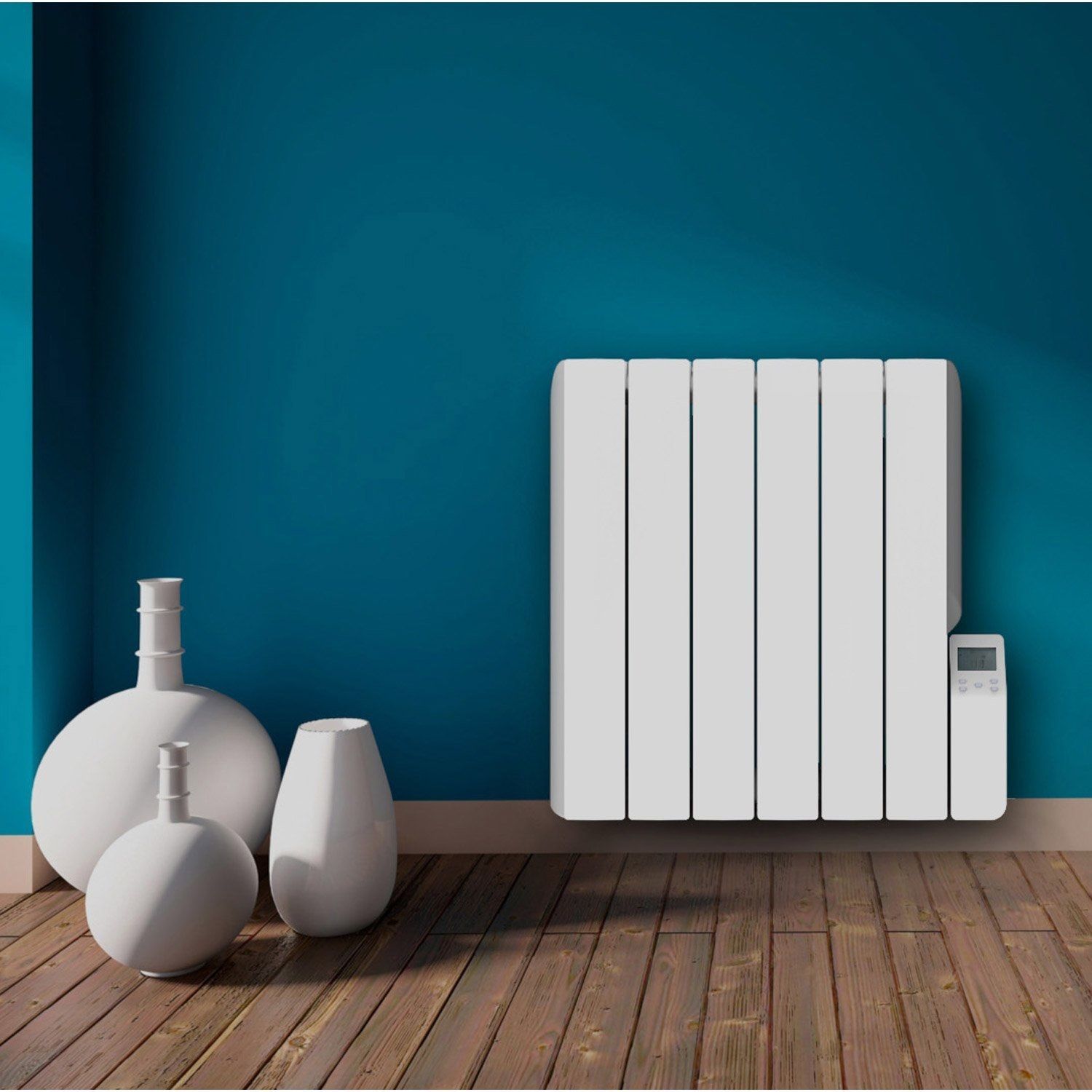 Radiateur électrique blanc sur un mur bleu dans une pièce au parquet, trois vases blancs.