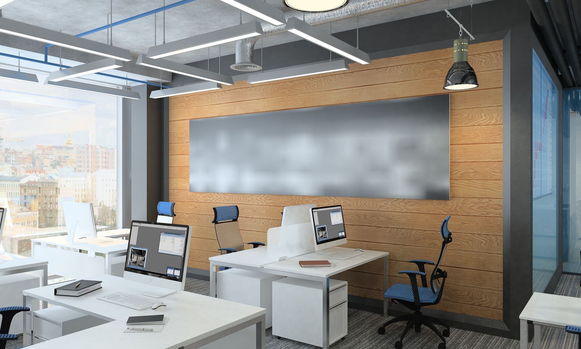 Bureau moderne avec bureaux, ordinateurs et un grand mur en liège. Éclairage fluorescent et vue sur l'extérieur.