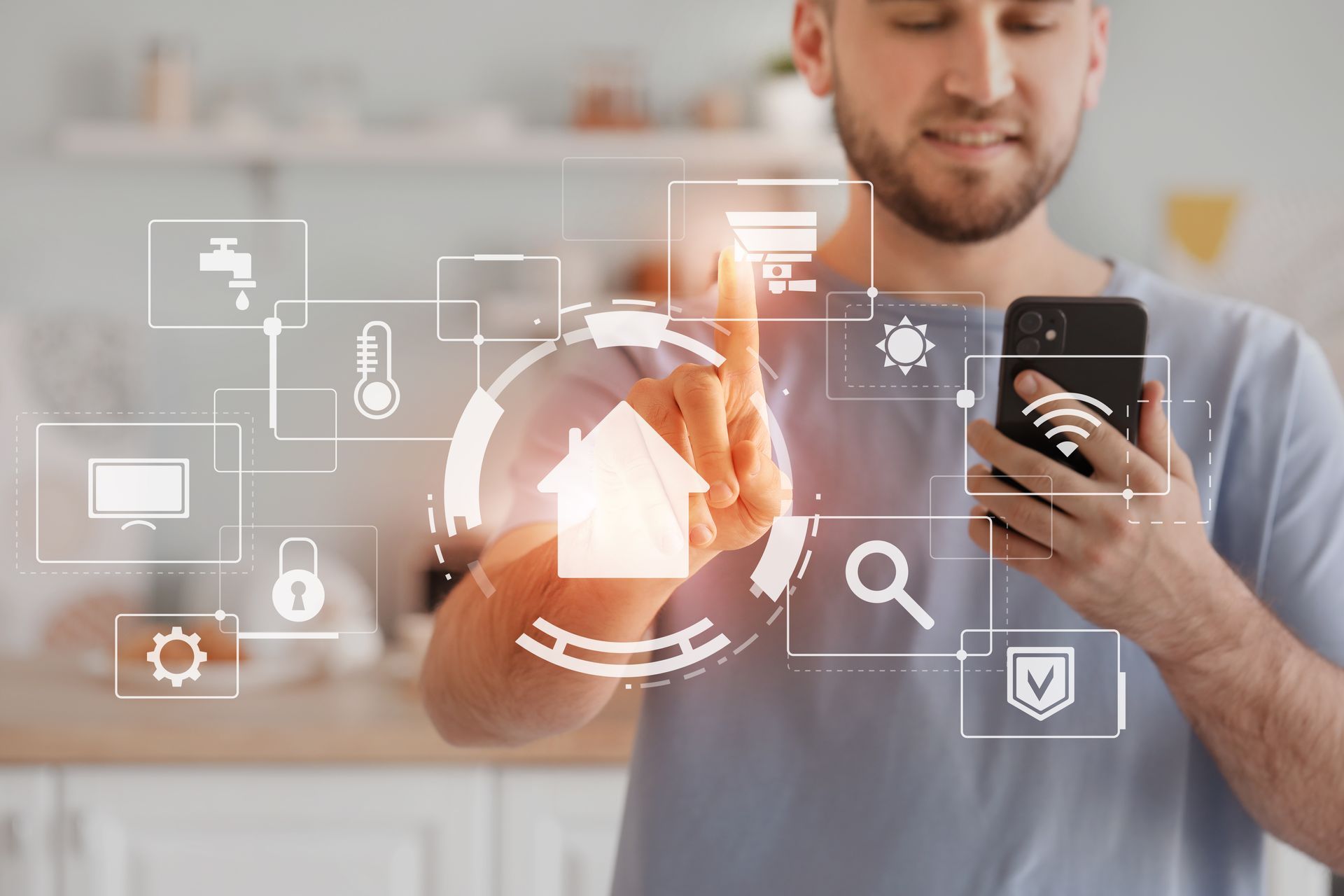 Un homme utilise son smartphone pour contrôler les fonctionnalités de sa maison connectée. Interface numérique superposée avec des icônes.