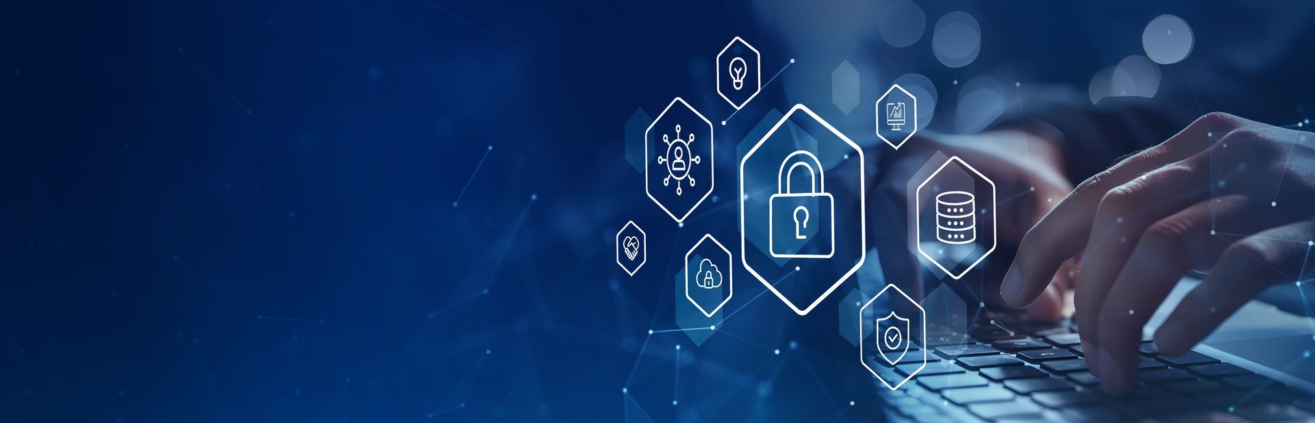 Des mains tapant sur un ordinateur portable avec des icônes de sécurité, sur fond bleu.