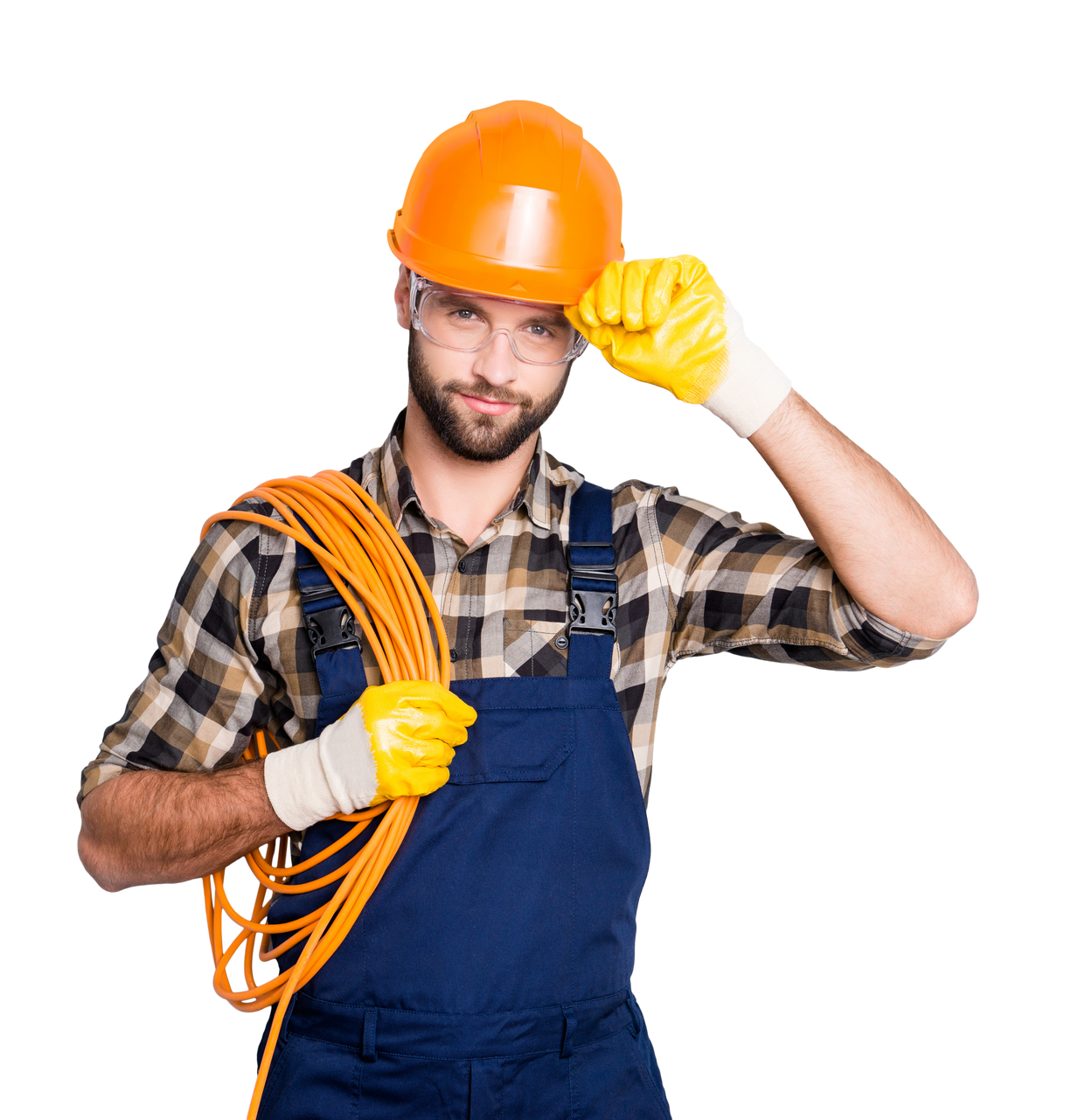 Électricien portant un casque orange et une salopette bleue tenant un fil électrique.