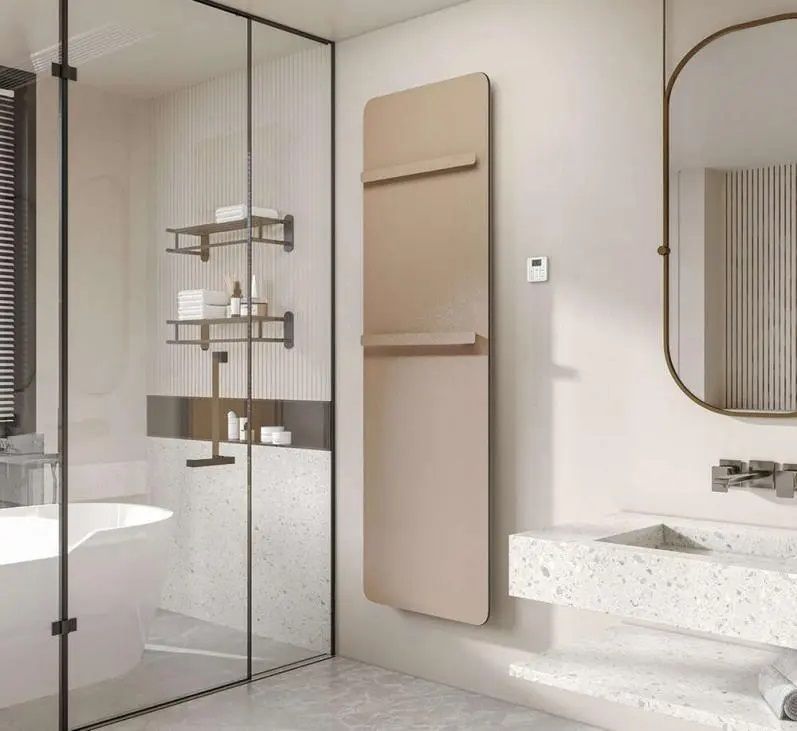 Salle de bains moderne avec sèche-serviettes, douche, meuble-lavabo et miroir ovale ; couleurs neutres.