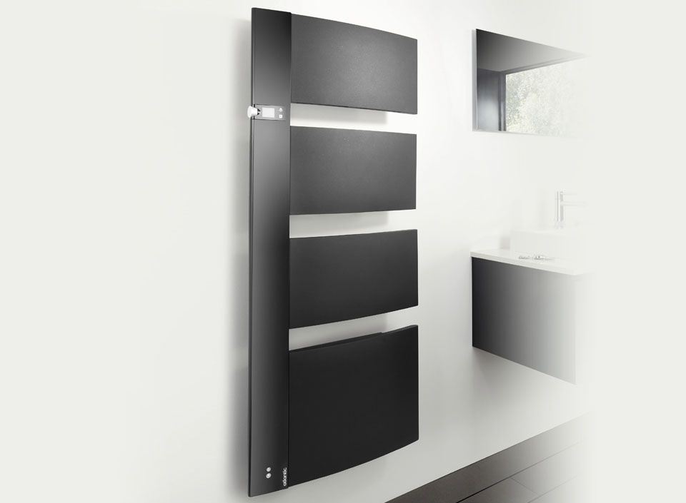 Sèche-serviettes mural noir à barres horizontales dans une salle de bains moderne.