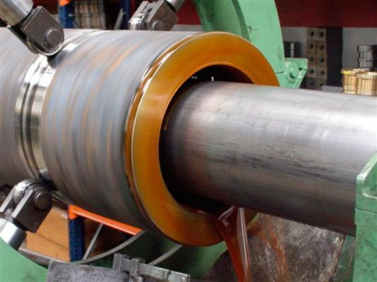 Una máquina está trabajando en un tubo grande de metal.